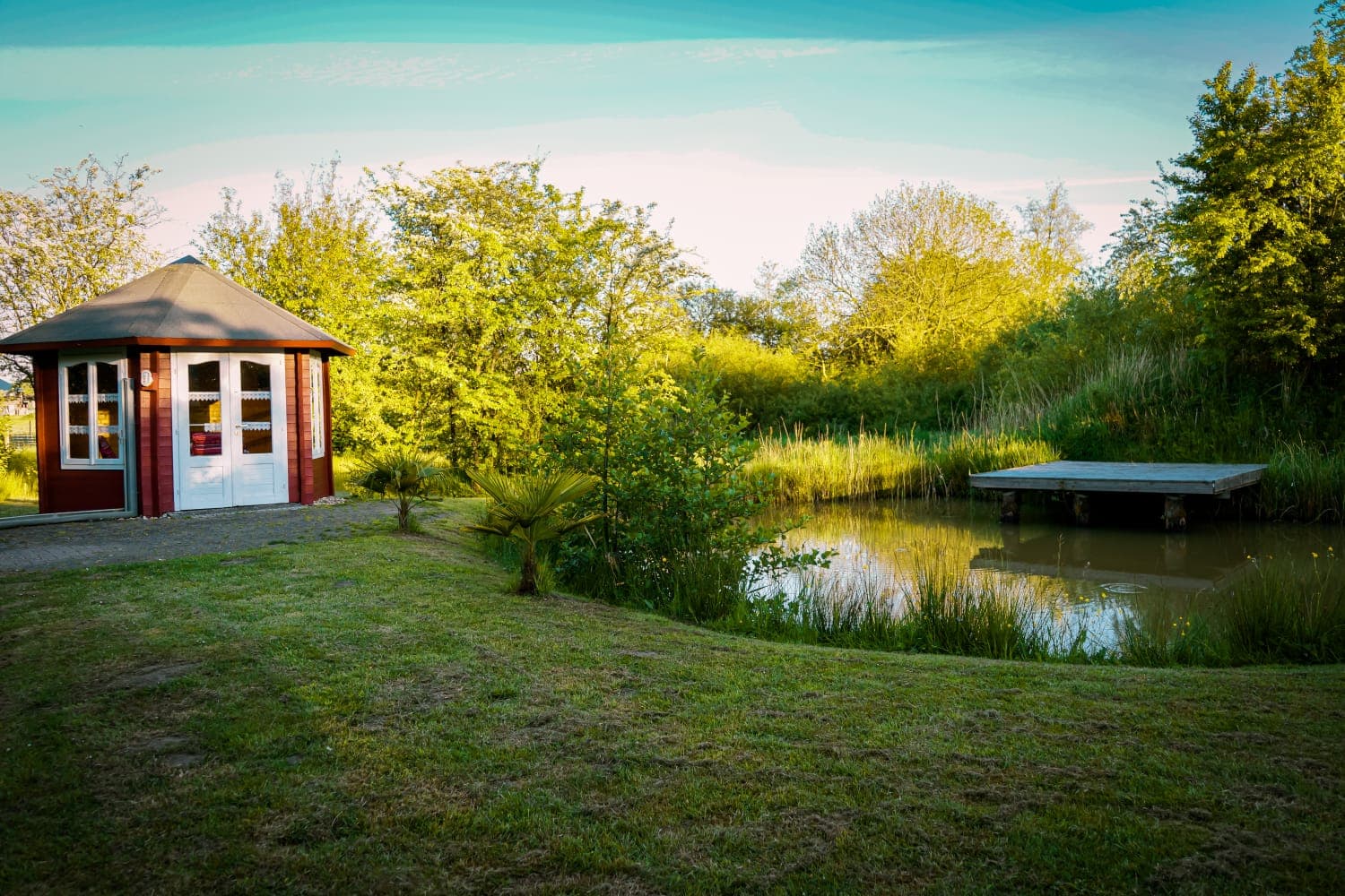 Teehaus und Naturteich im Garten der Ferienwohnung