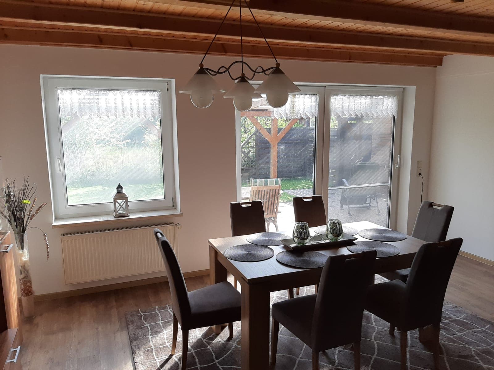Heller Wohn- und Essbereich der Ferienwohnung