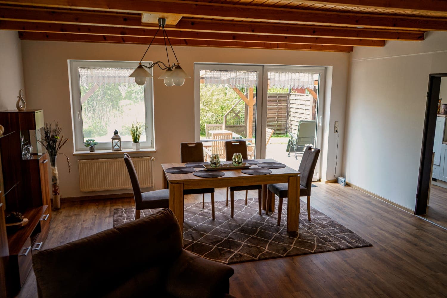 Essbereich mit Blick zur Terrasse
