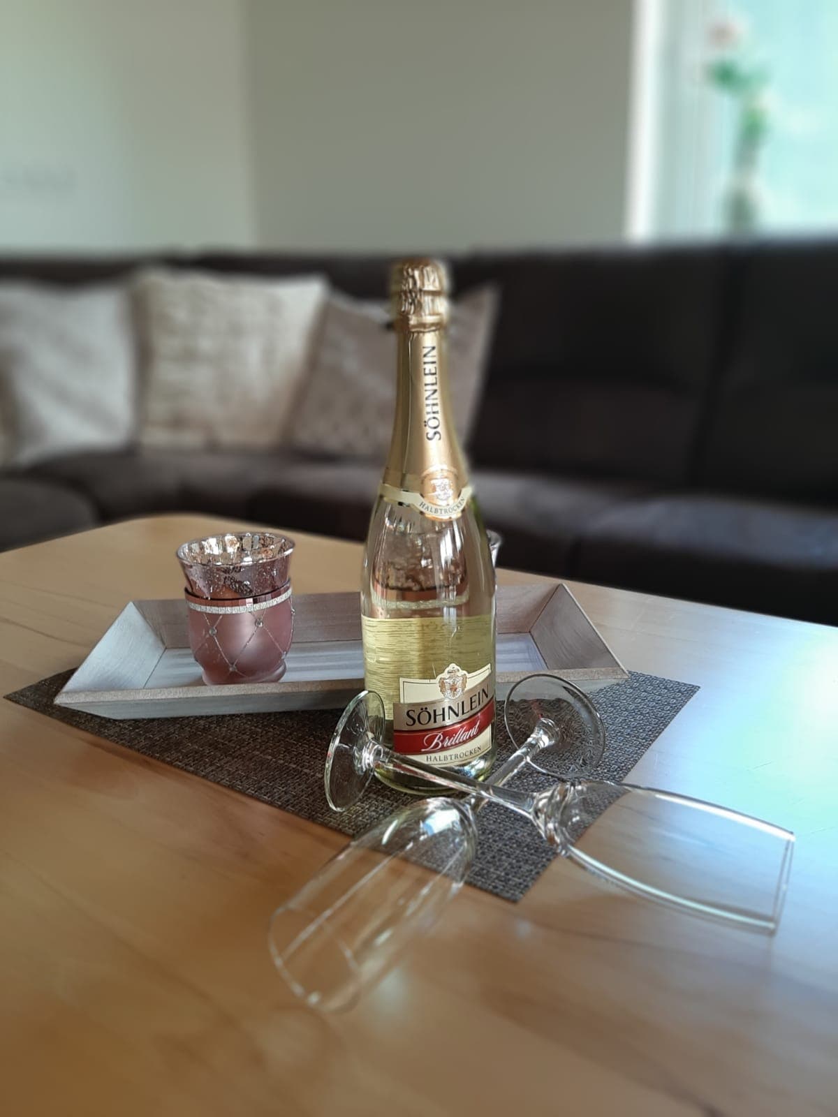Liebevoll gedeckter Tisch