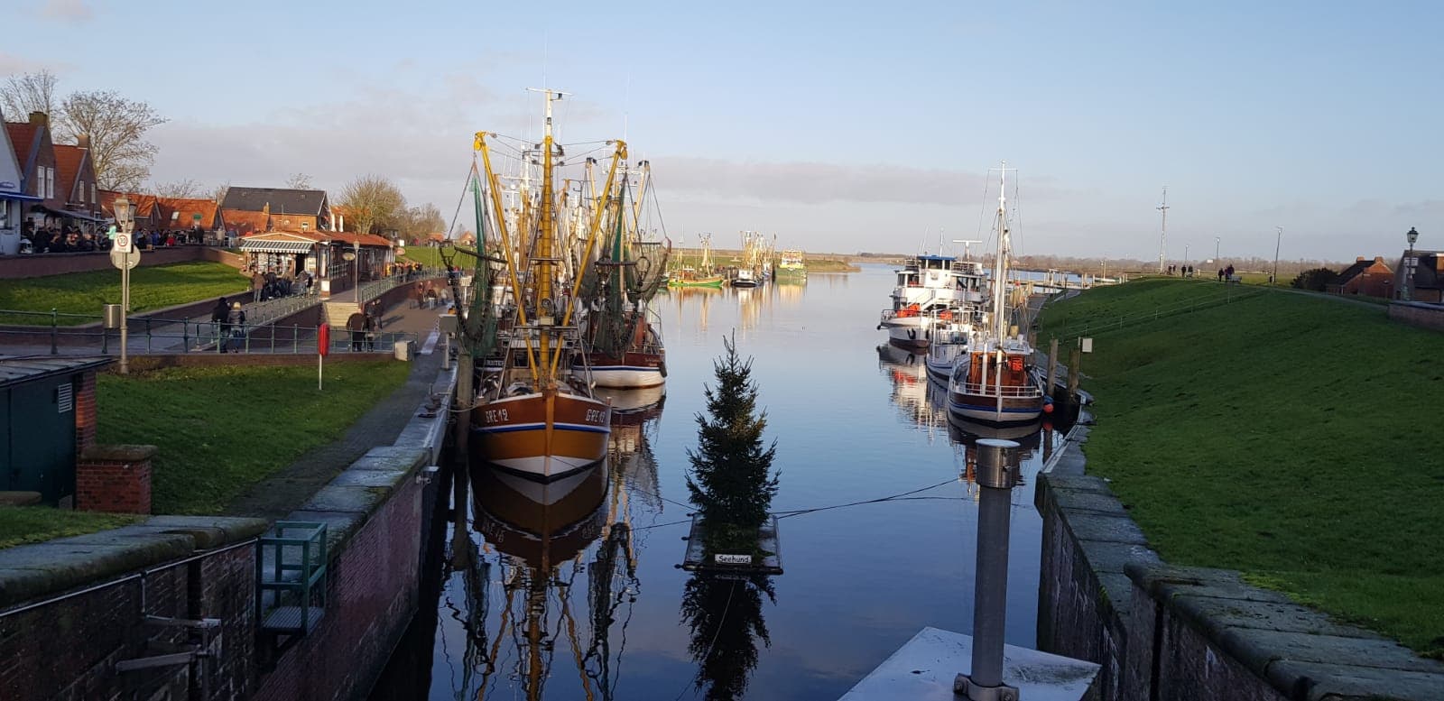 Ostfriesischer Hafen an der Küste